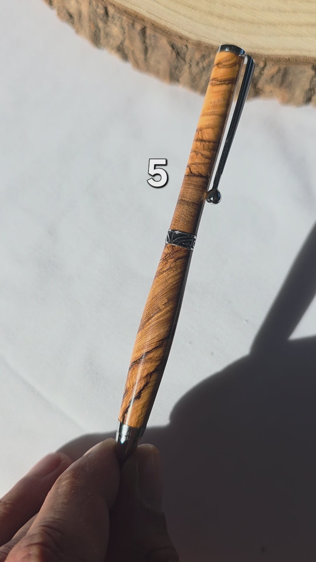 Stylo artisanal en bois d’olivier — bois gelé en 1956