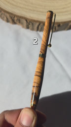 Stylo artisanal en bois d’olivier — bois gelé en 1956