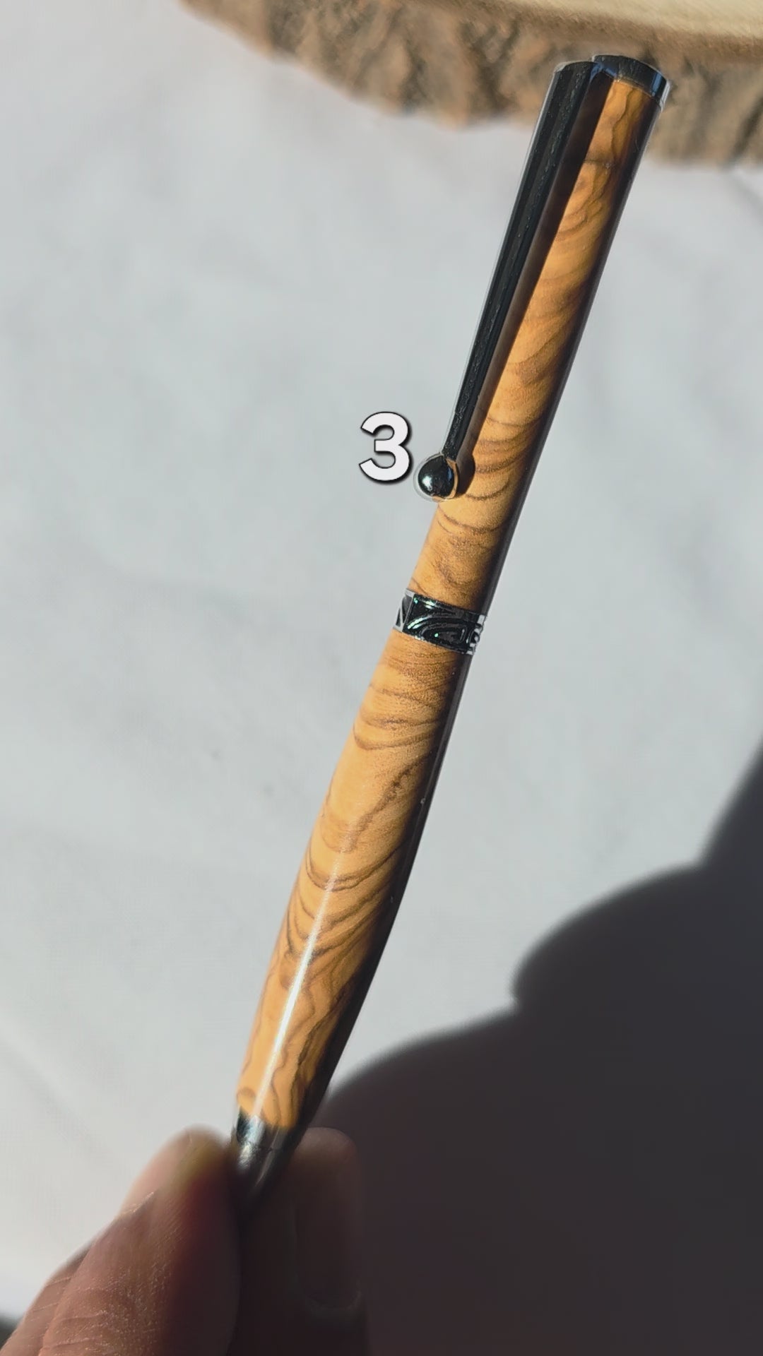 Stylo artisanal en bois d’olivier — bois gelé en 1956