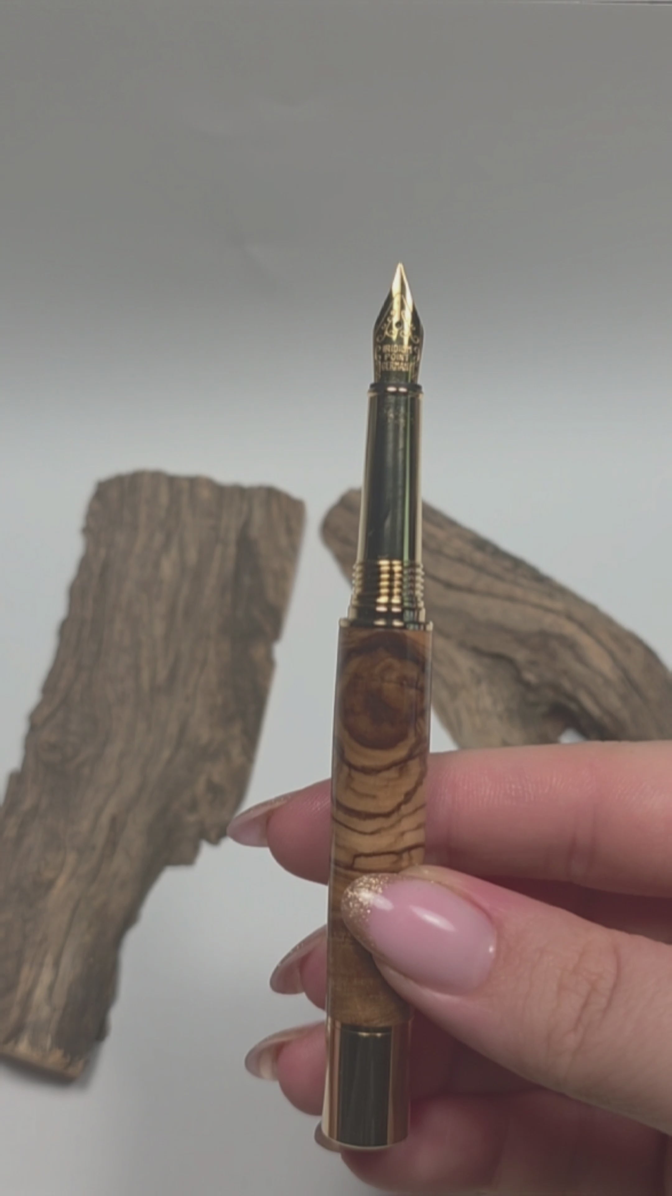 Stylo-plume artisanal en olivier provençal de 1956 avec finition cyano reflet miroir