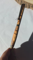 Stylo artisanal en bois d’olivier — bois gelé en 1956