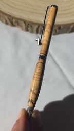 Stylo artisanal en bois d’olivier — bois gelé en 1956