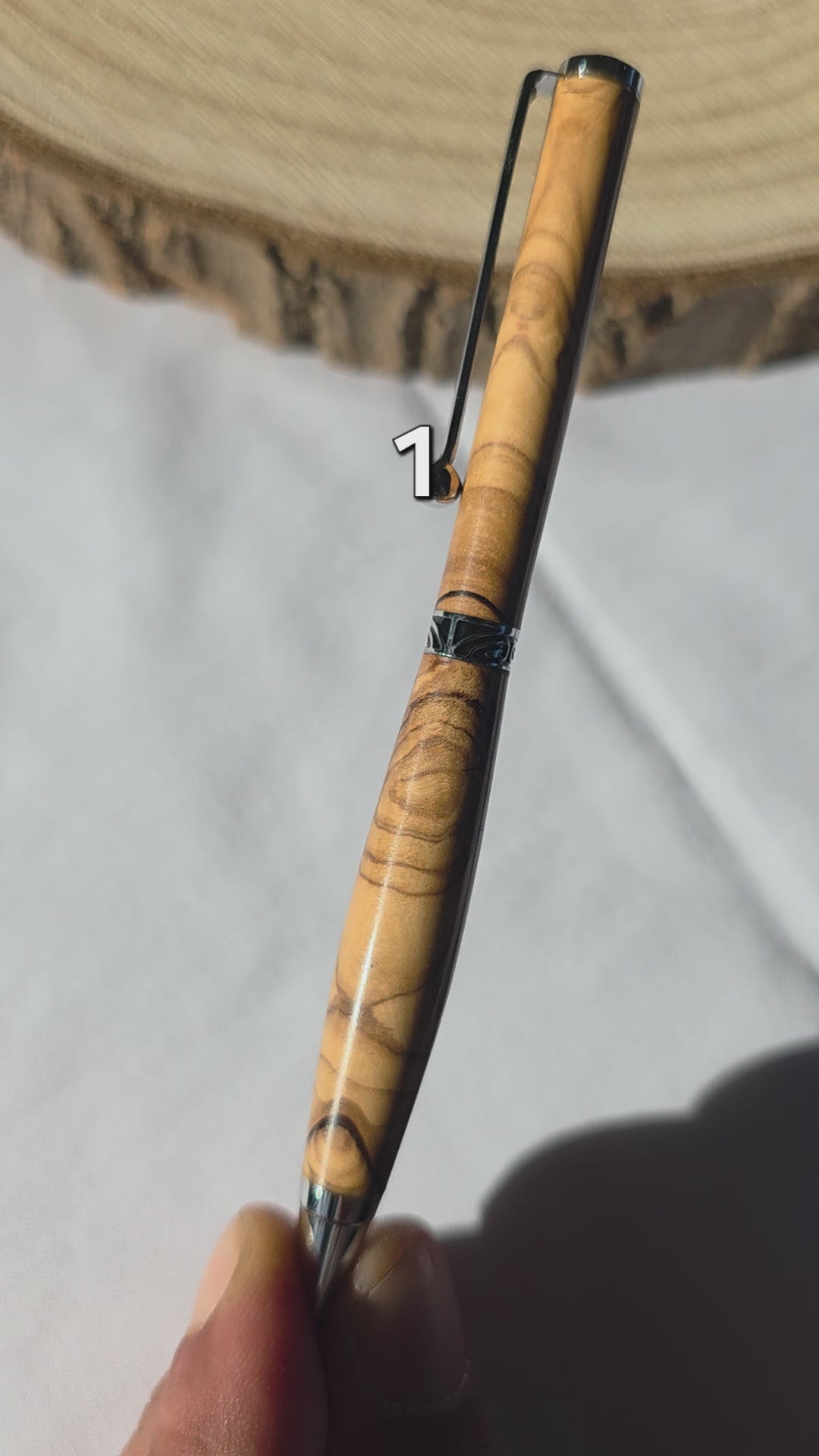 Stylo artisanal en bois d’olivier — bois gelé en 1956
