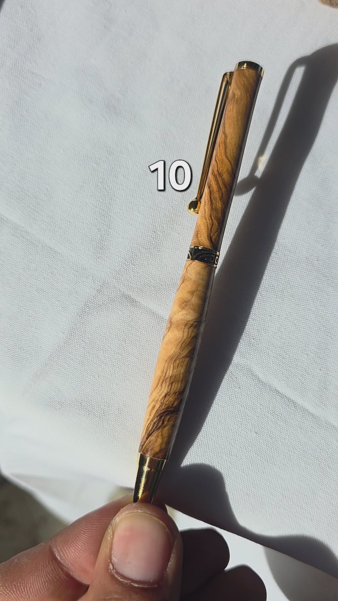 Stylo artisanal en bois d’olivier — bois gelé en 1956